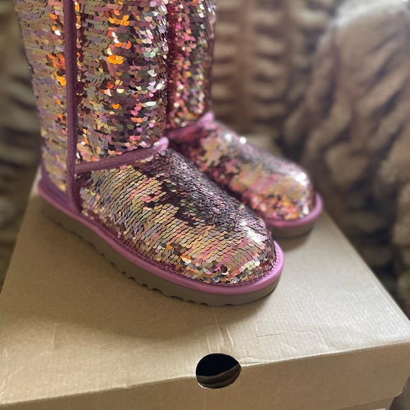 Brand New Classic Short Sequin Pink Uggs Womens Size 7 - Picture 2 of 9